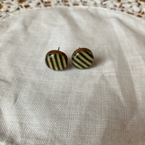 Wood and resin striped earrings - Picture 3 of 5